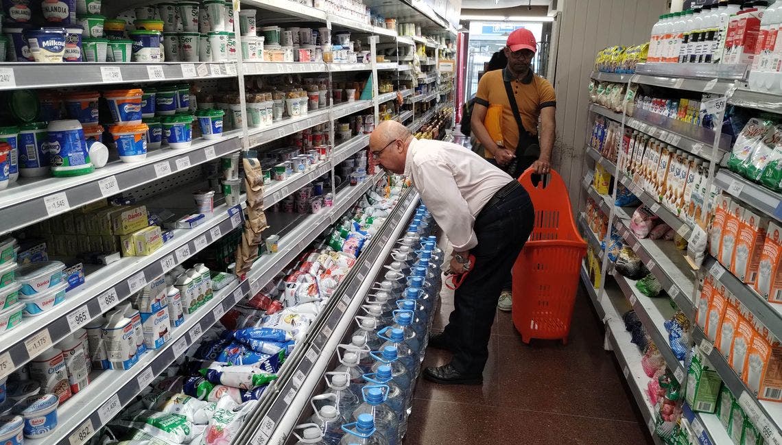 Cayó 4,6% el consumo masivo en el mes de agosto