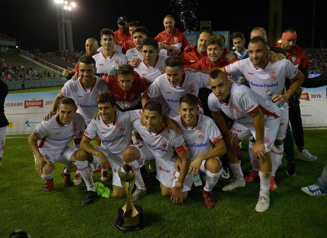 La gente de Huracan en La Plata 