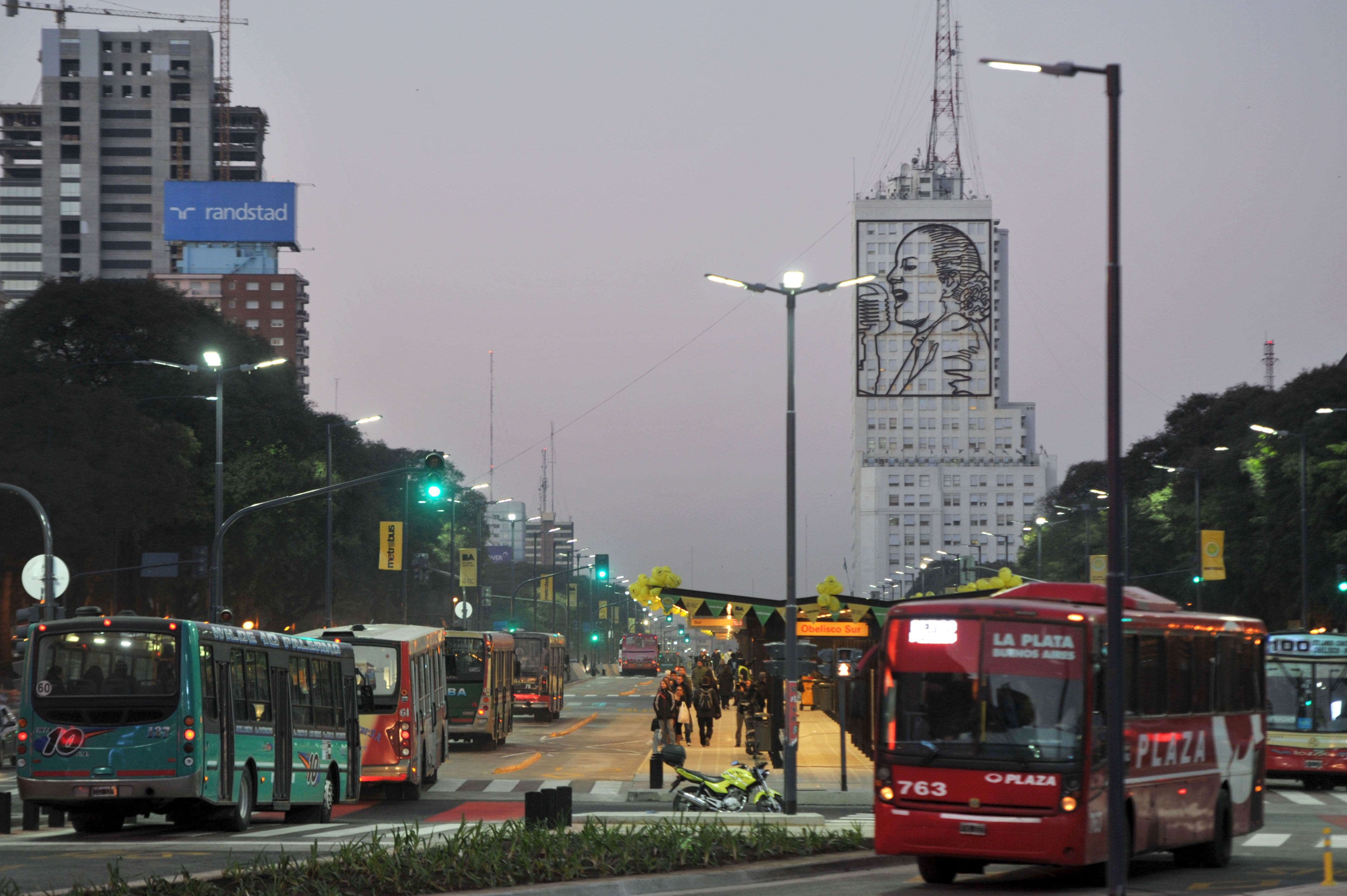 Una mujer fue golpeada y manoseada en el Metrobús de la 9 de Julio